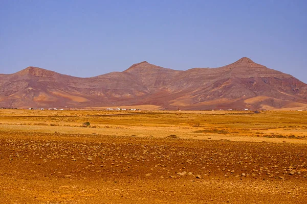 Fuerteventura Kanarya Adası 'nın merkezinde kırmızı volkanik toprak manzarası