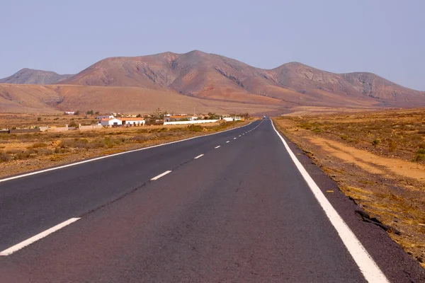 Fuerteventura Kanarya Adası 'nın ortasındaki yol.