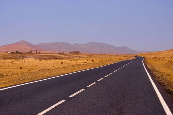 Fuerteventura Kanarya Adası 'nın ortasındaki yol.