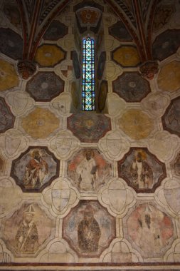 Şehirdeki eski kilisenin içinde.