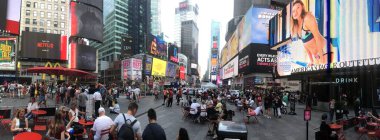 New York, USA-circa Eylül, 2018: Sokakta yürüyen insanlar