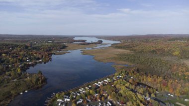 Sonbaharda nehrin havadan görünüşü