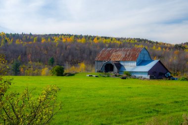 Ahırın sonbahar manzarası