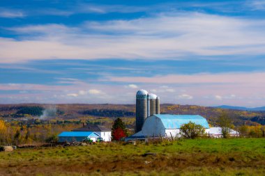 Çiftlikte büyük bir ahır, tarım kavramı.
