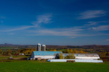 Çiftlikte büyük bir ahır, tarım kavramı.