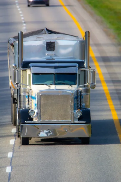 Lkw Fährt Auf Asphaltstraße — Stockfoto