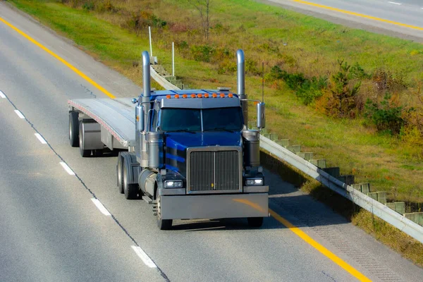 Lkw Fährt Auf Asphaltstraße — Stockfoto