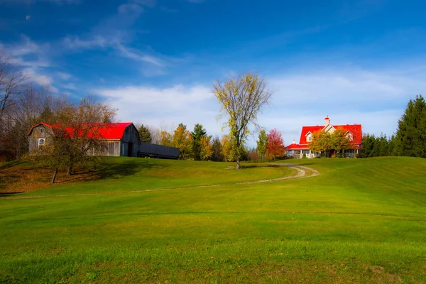 Farma Budovy Podle Zeleného Pole Pod Modrým Oblačným Nebem — Stock fotografie