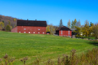 Ahırın sonbahar manzarası