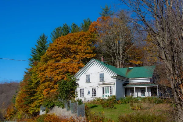 秋の家の風景 — ストック写真