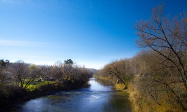 Sonbahar mevsiminde göl manzarası