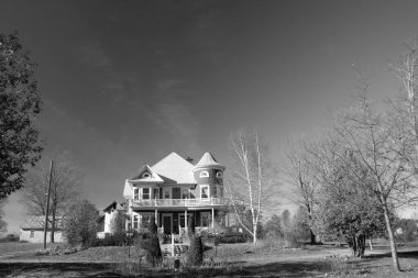 Eski evin doğal manzarası, siyah beyaz.