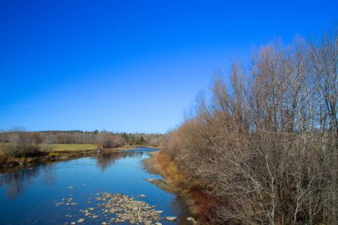 Sonbahar mevsiminde göl manzarası