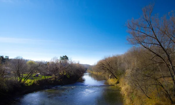 Sonbahar mevsiminde göl manzarası