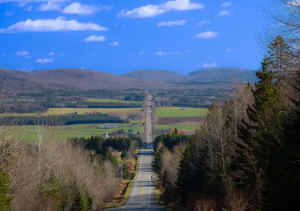 Köyden geçen yola bak.
