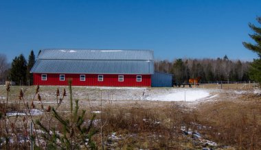 Kırmızı barakalı ve atlı kış sahnesi