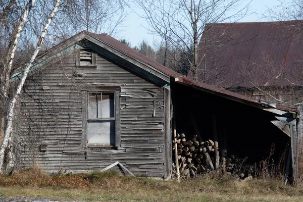 冬に建設された田舎の納屋は — ストック写真