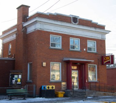 Karlı caddedeki eski tuğla bina