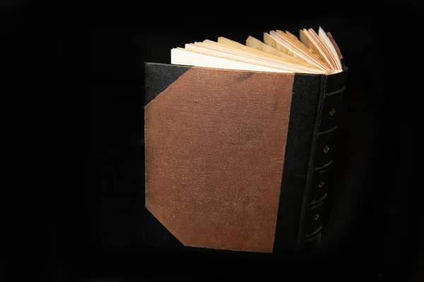 Eski Kitap Siyah Arka Plan Üzerine Açık — Stok fotoğraf