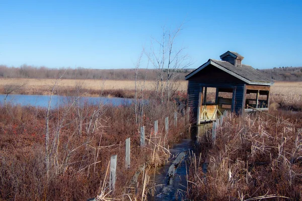 秋の風景の中で湖に捨てられた木造住宅 — ストック写真