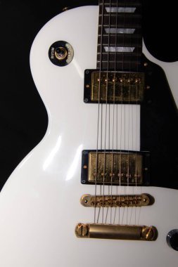 siyah zemin üzerine beyaz elektro gitar