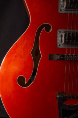 Siyah arkaplanda kırmızı elektro gitar