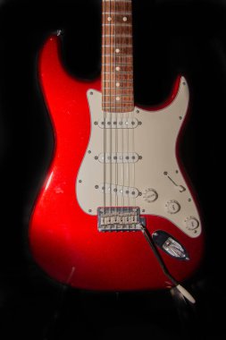 Siyah arkaplanda elektro gitarın yakın çekim görüntüsü