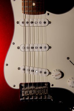 Siyah arkaplanda elektro gitarın yakın çekim görüntüsü