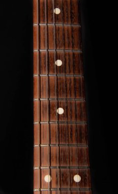 Ahşap gitar parçasının yakın plan çekimi.