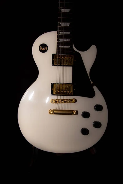 Biały Gitara Elektryczna Czarnym Tle — Zdjęcie stockowe