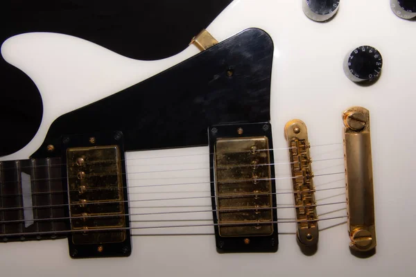 黒い背景に白のエレク トリック ギター — ストック写真