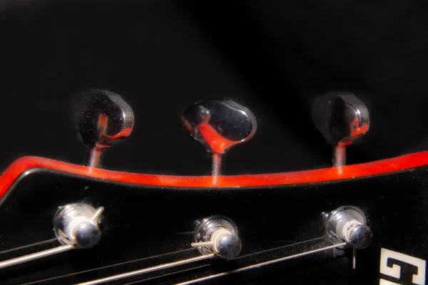 Primer Plano Guitarra Eléctrica Sobre Fondo Negro —  Fotos de Stock