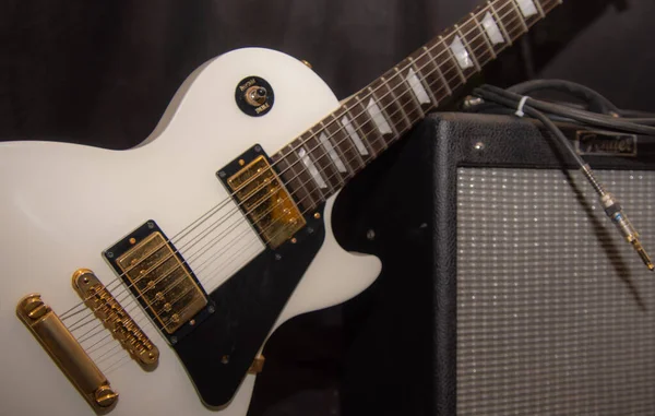 Guitarra Elétrica Com Amplificador Combinação Fundo Preto — Fotografia de Stock