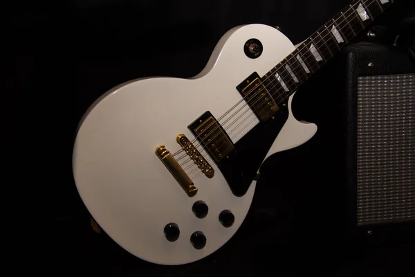 黑色背景上的白色电吉他 — 图库照片