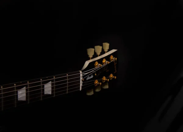 Siyah Arkaplanda Elektro Gitarın Bir Parçası — Stok fotoğraf