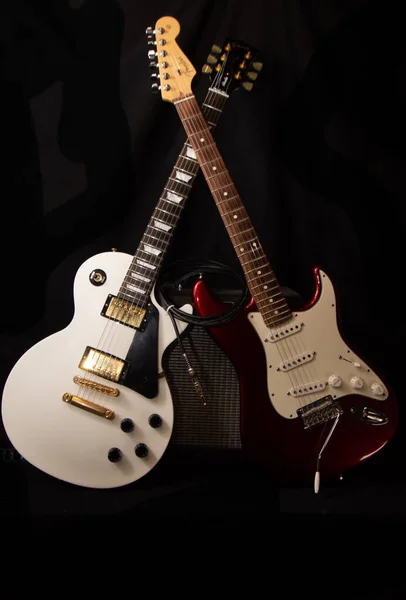 Guitarras Elétricas Com Amplificador Combinação Fender Fundo Preto — Fotografia de Stock