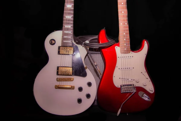 Çamurluk Arkaplanda Kombinasyon Amfisi Olan Elektro Gitarlar — Stok fotoğraf