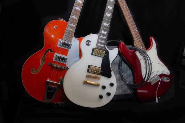 Guitarras Elétricas Com Amplificador Combinação Fender Fundo Preto — Fotografia de Stock