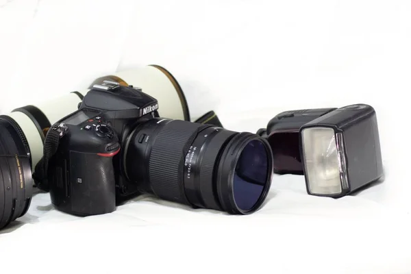 Digitale Camera Met Lens Zaklamp Witte Achtergrond — Stockfoto