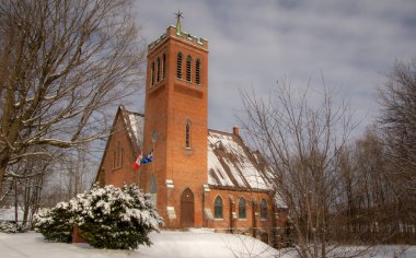 Kar manzaralı eski Katolik kilise binası