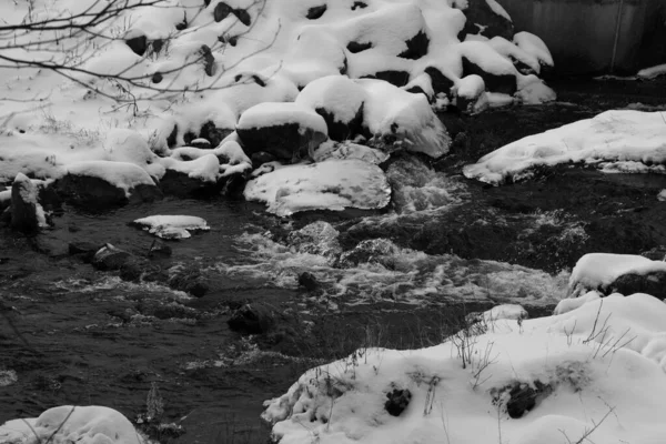 Νερό Που Ρέει Στο Ποτάμι Χιονισμένα Βράχια Μαύρο Και Άσπρο — Φωτογραφία Αρχείου