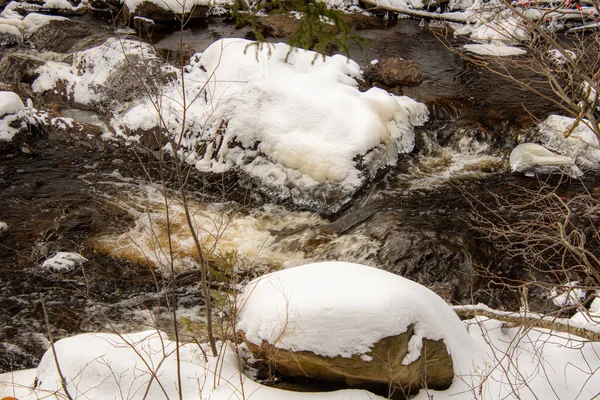 河流中流淌着白雪覆盖的岩石 — 图库照片