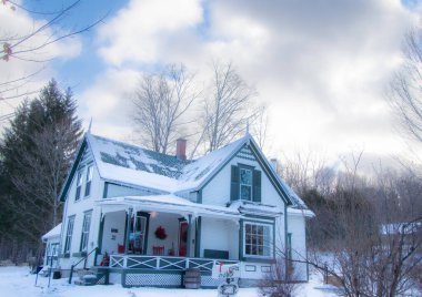 Kış sahnesinde Noel süslenmiş ev