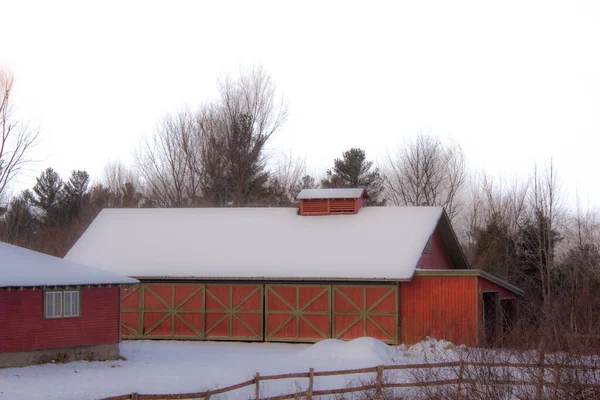 Röd Gård Byggnader Snöig Vinter Scen — Stockfoto