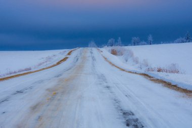 Kırsal alanda karlı kış yolu