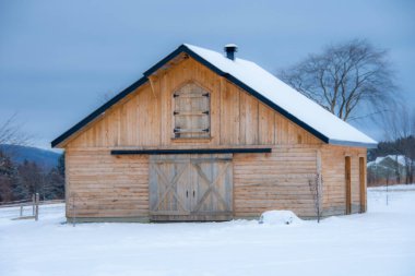 Karlı kış sahnesinde ahşap kulübe
