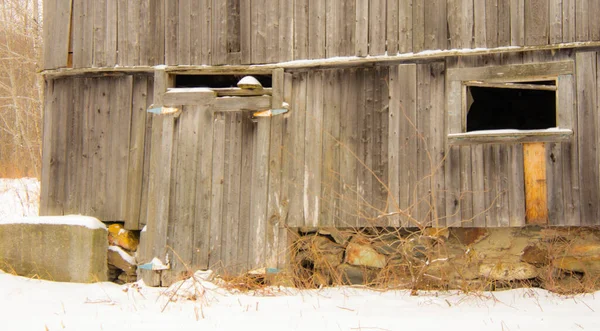 Alte Holzschuppenfassade Mit Schnee — Stockfoto