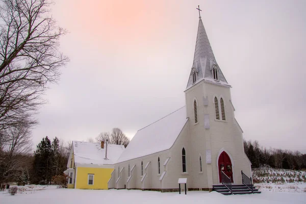 Kırsal alanda katolik kilise binası