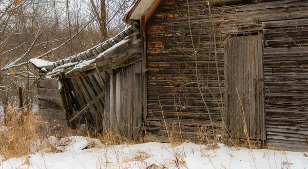 Çıplak ağaçlı eski ahşap evin kısmi manzarası