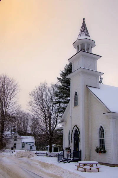 Kırsal Alanda Katolik Kilise Binası — Stok fotoğraf